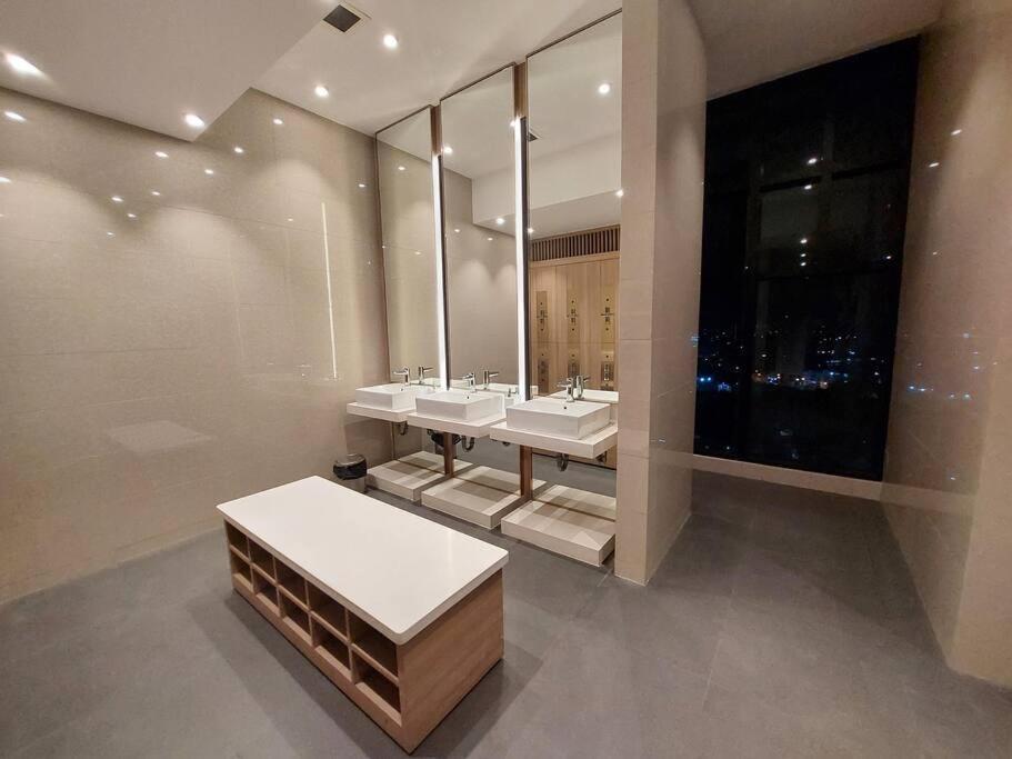 D1Mension 3Br Luxury Condo City Center In Dist 1 Хошимін Екстер'єр фото